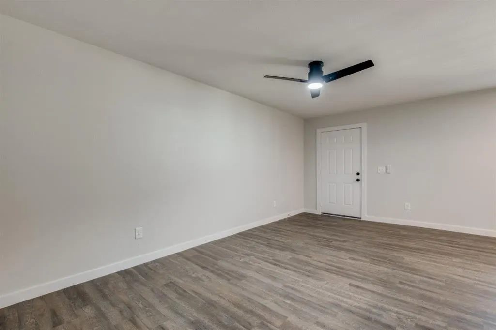 5909 Gaston Avenue, #207