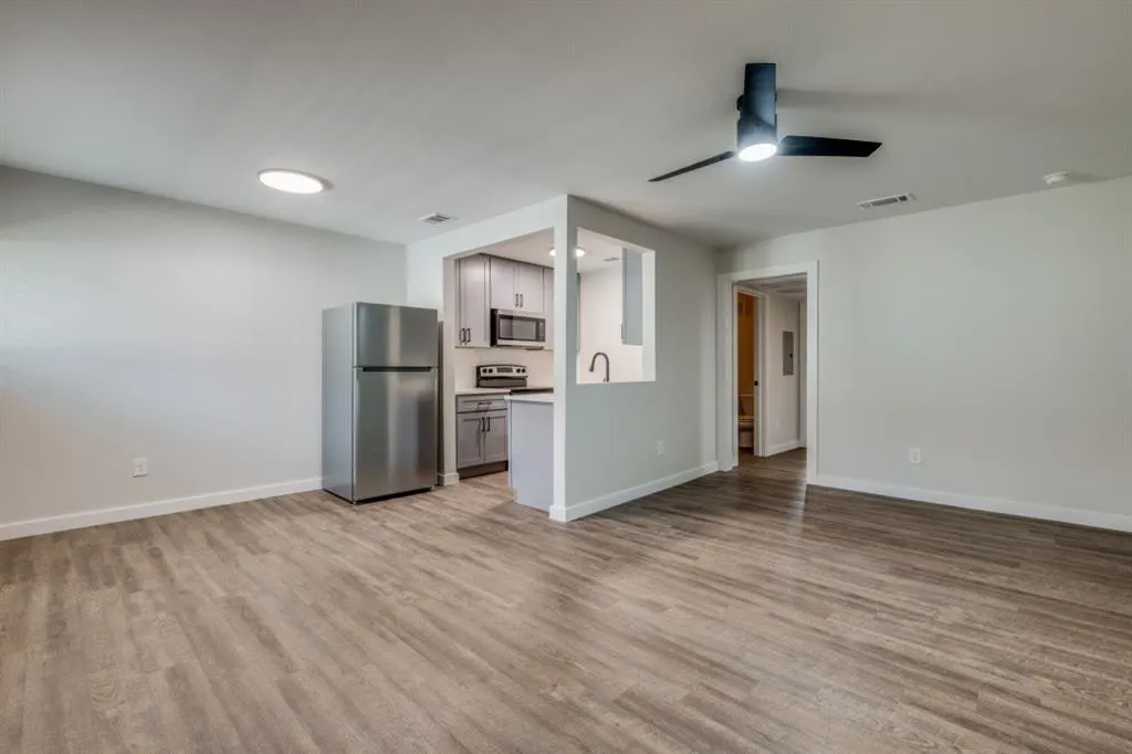 5909 Gaston Avenue, #207