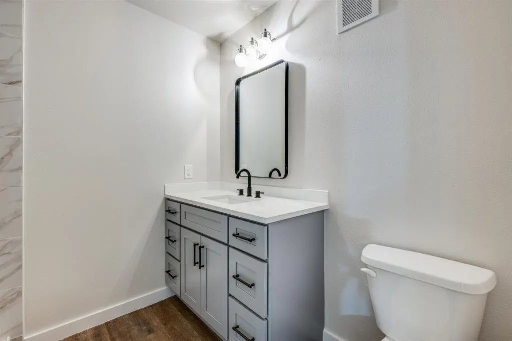 5909 Gaston Avenue, #207