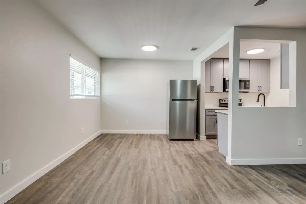 5909 Gaston Avenue, #207