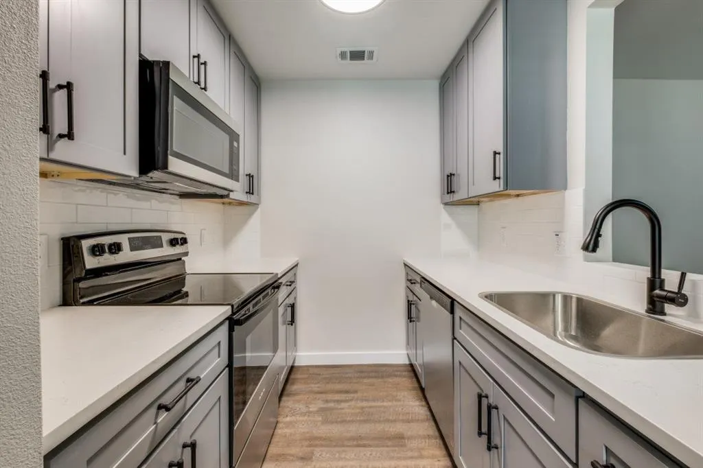 5909 Gaston Avenue, #207