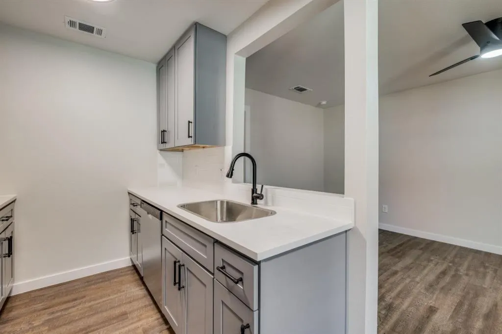 5909 Gaston Avenue, #207