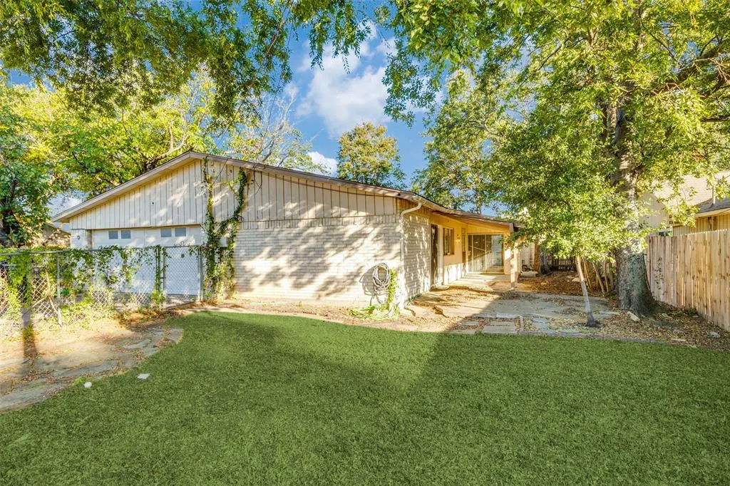 2200 Briarwood Drive