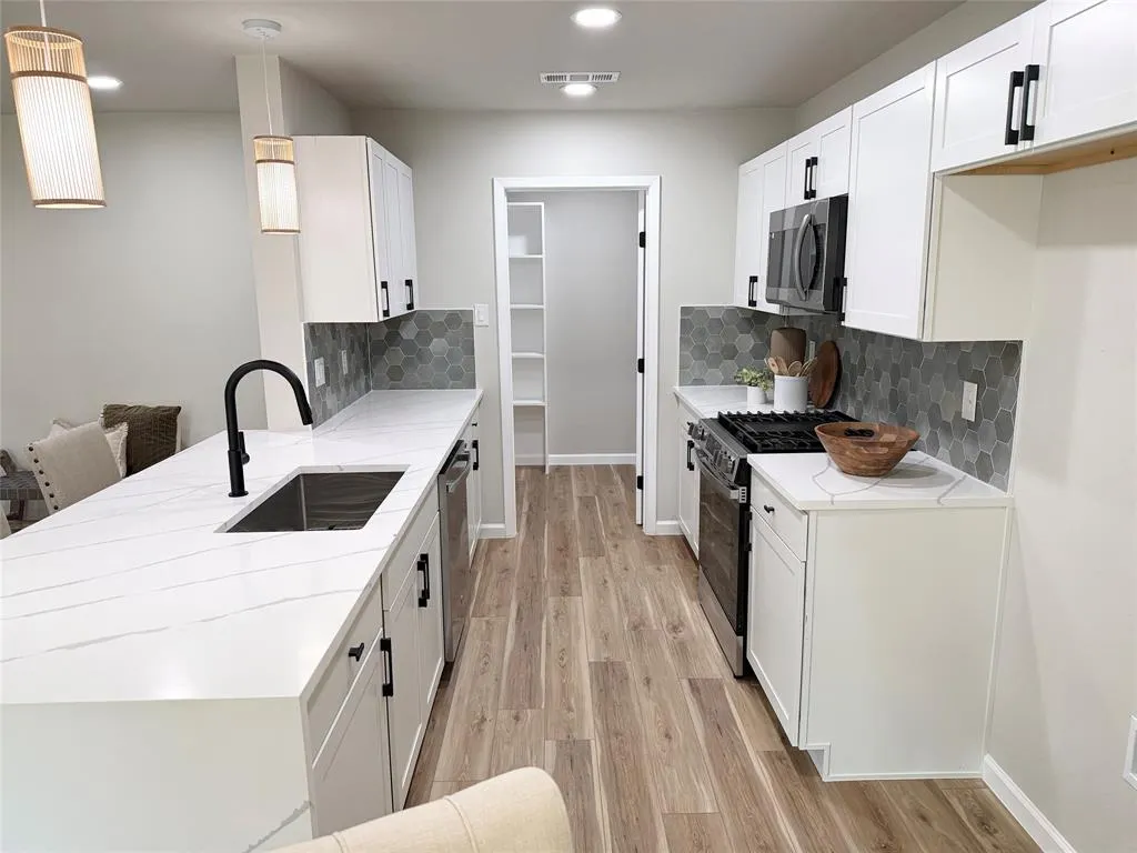 300 N Cottonwood Drive