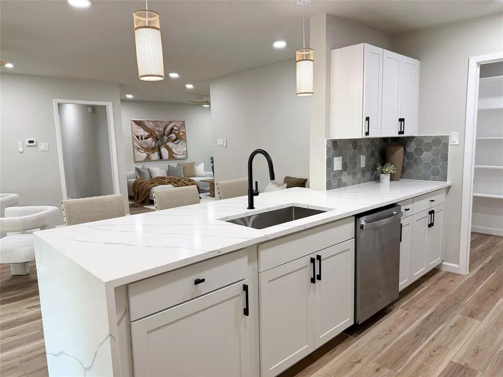 300 N Cottonwood Drive