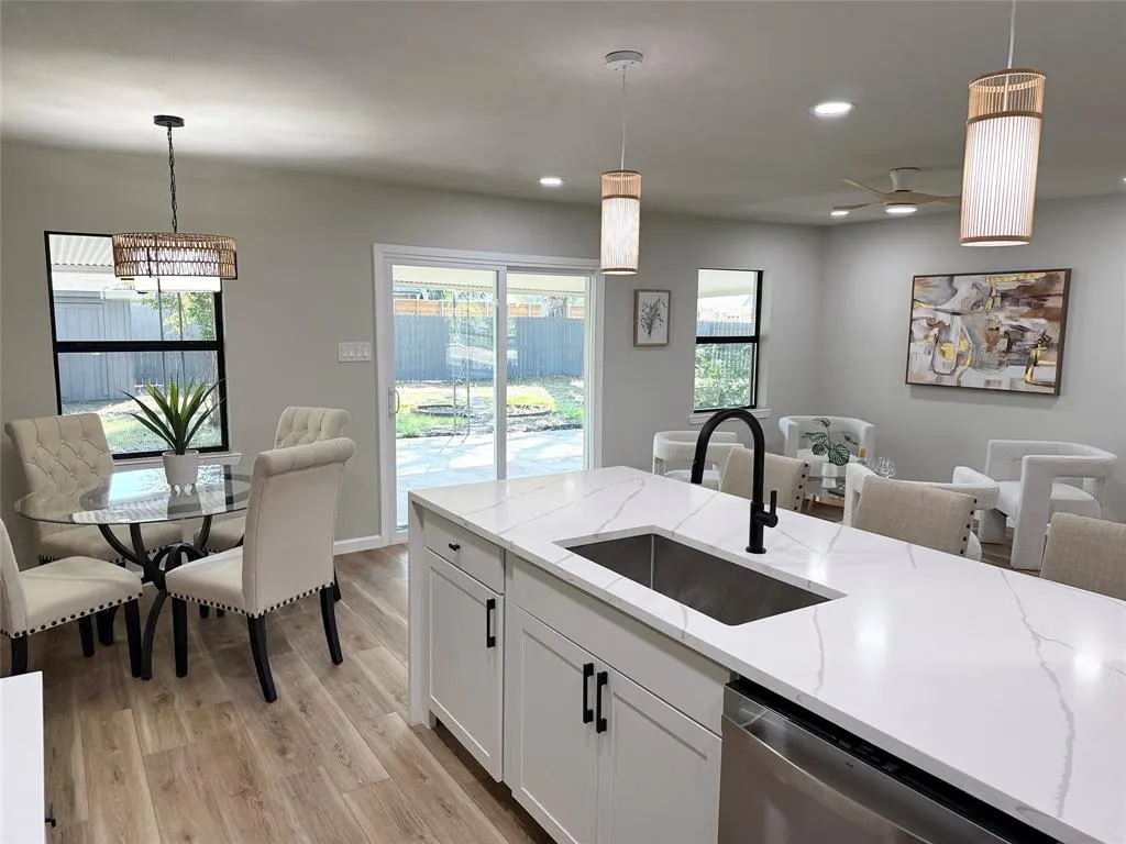 300 N Cottonwood Drive