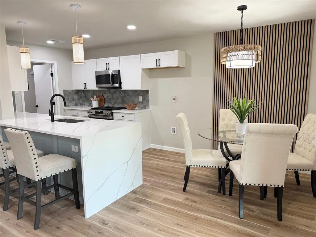 300 N Cottonwood Drive