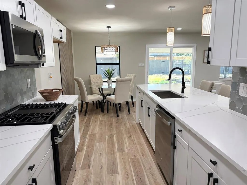 300 N Cottonwood Drive