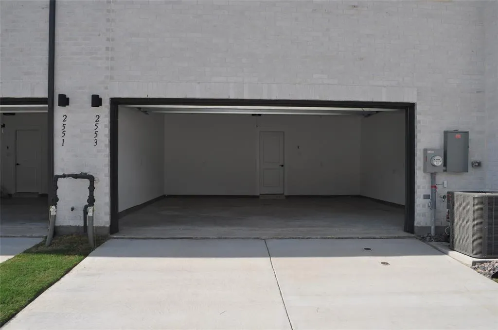 2553 Huxley Mews