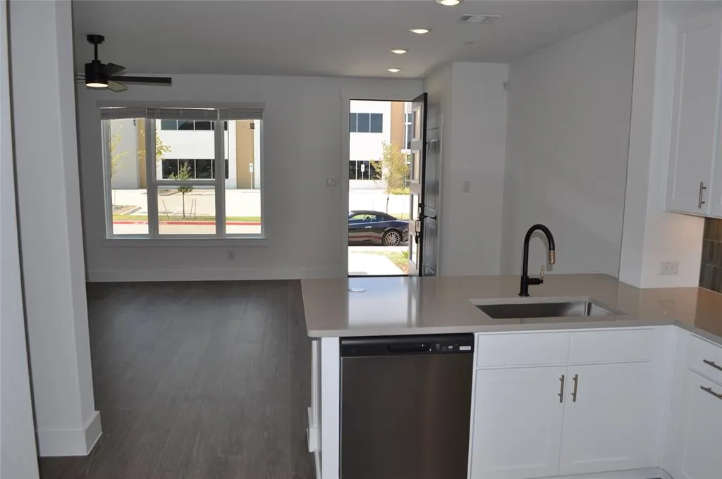2553 Huxley Mews