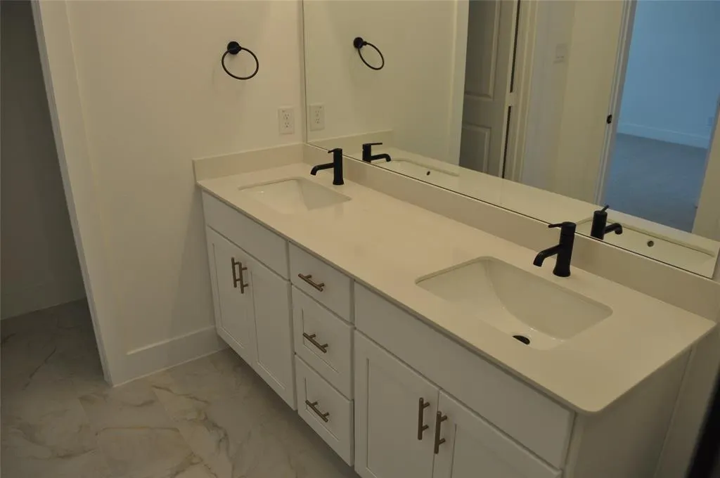 2553 Huxley Mews