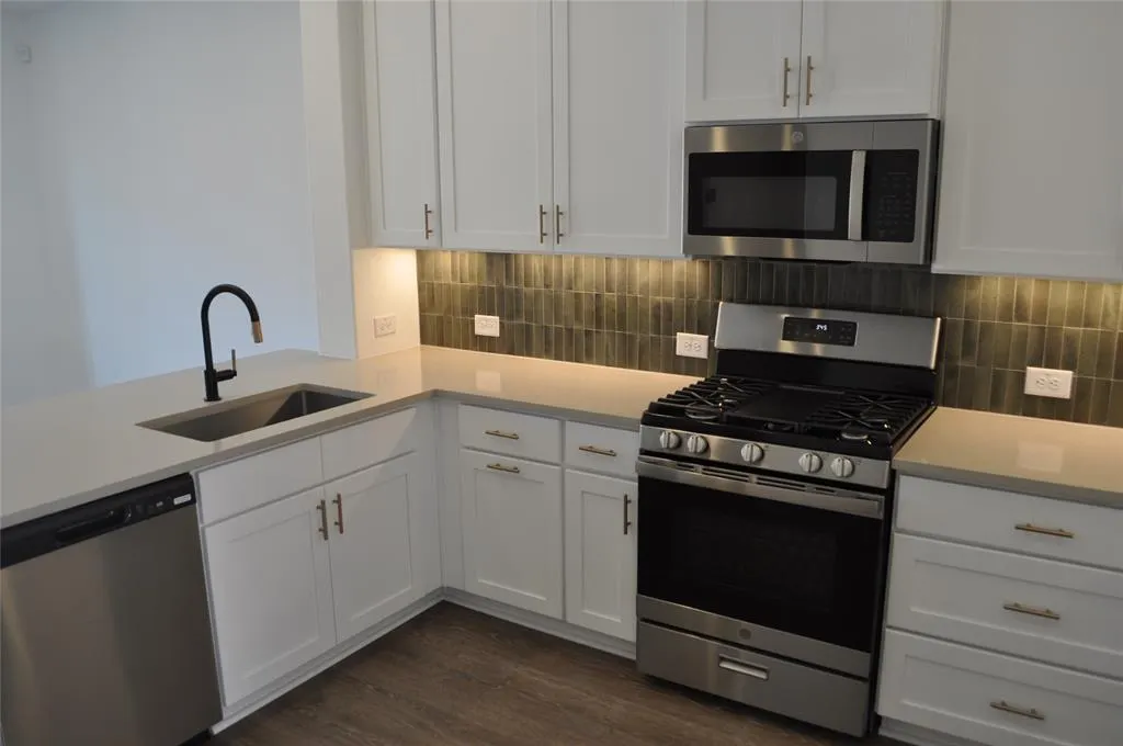 2553 Huxley Mews