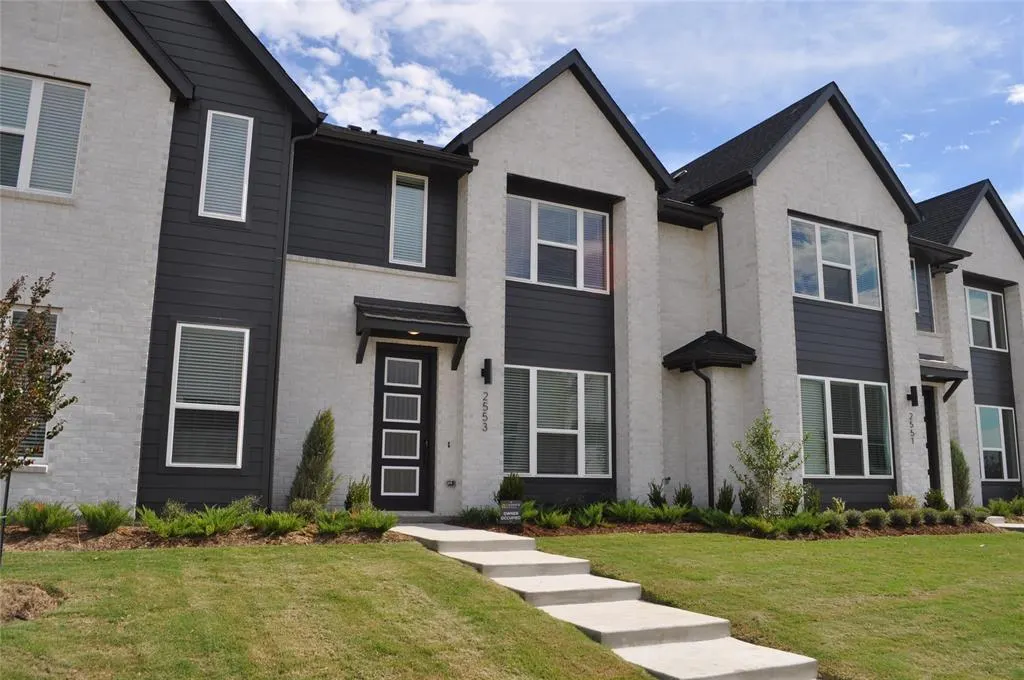2553 Huxley Mews
