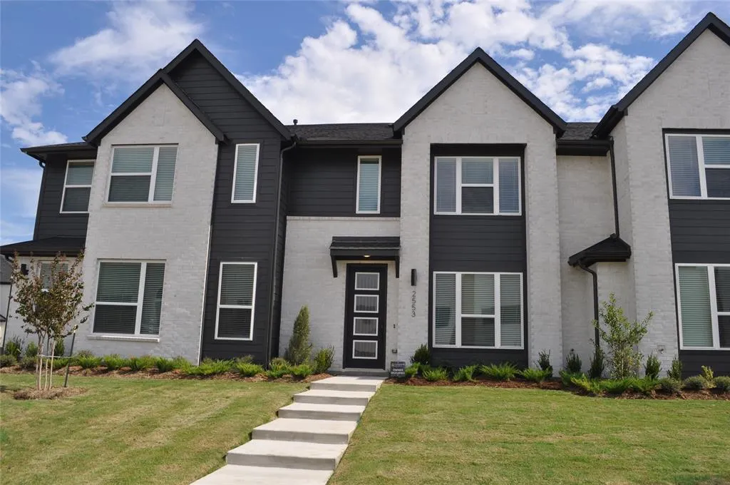2553 Huxley Mews