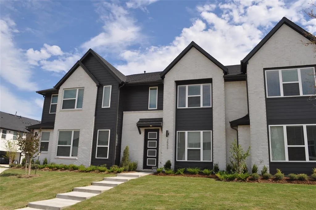 2553 Huxley Mews