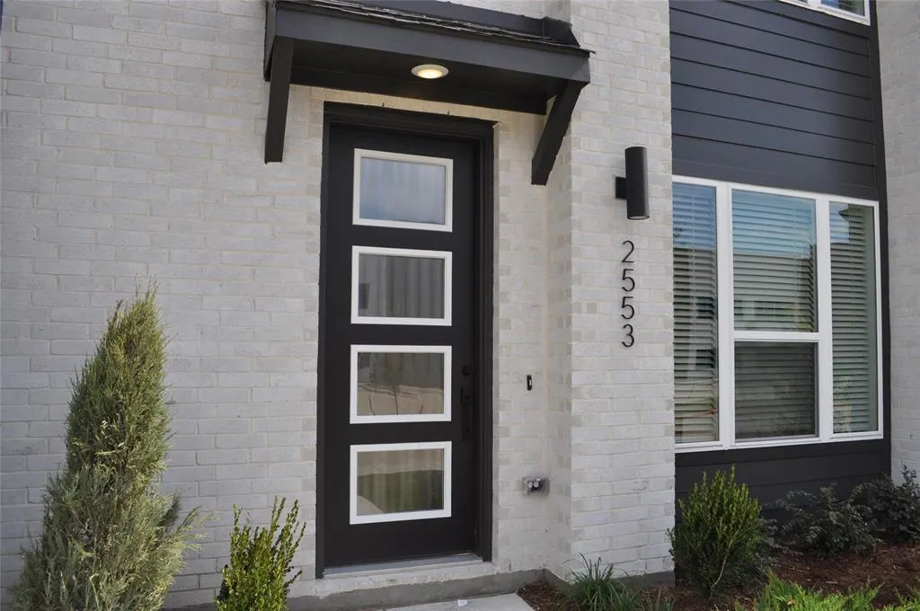 2553 Huxley Mews
