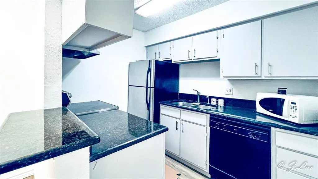 4044 Buena Vista, #104