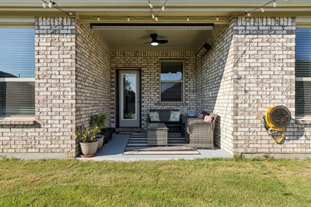 11112 Canyon Oak Street