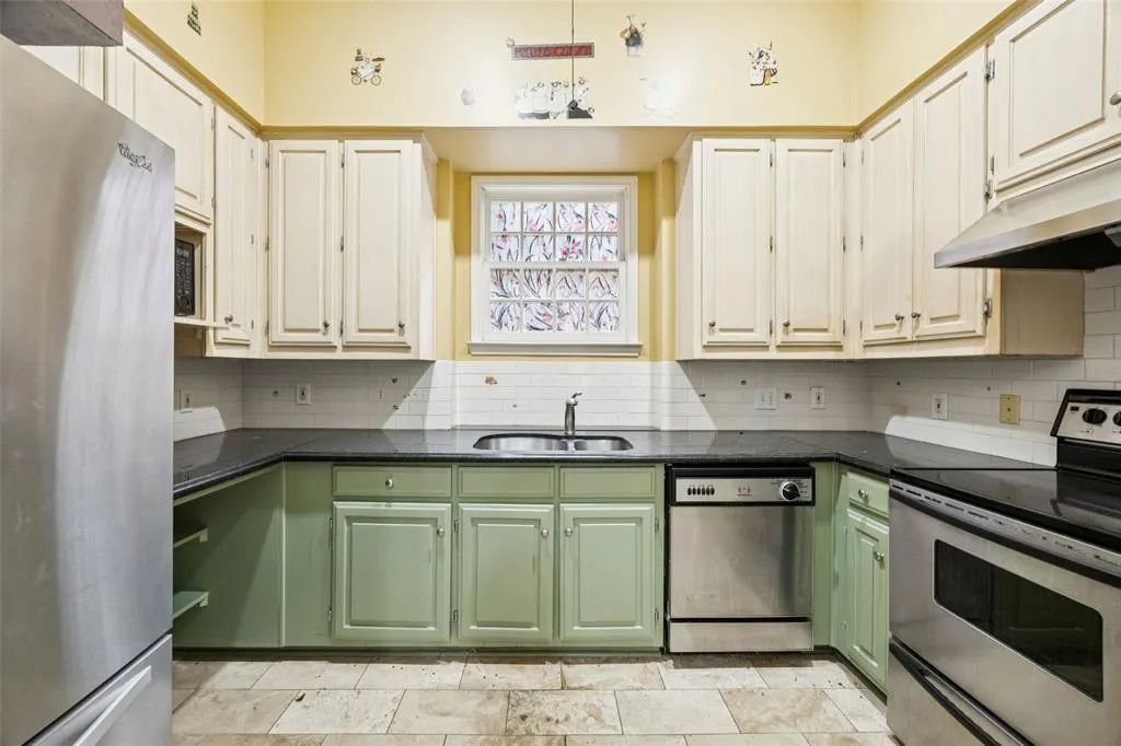 4511 Gilbert Avenue, #103