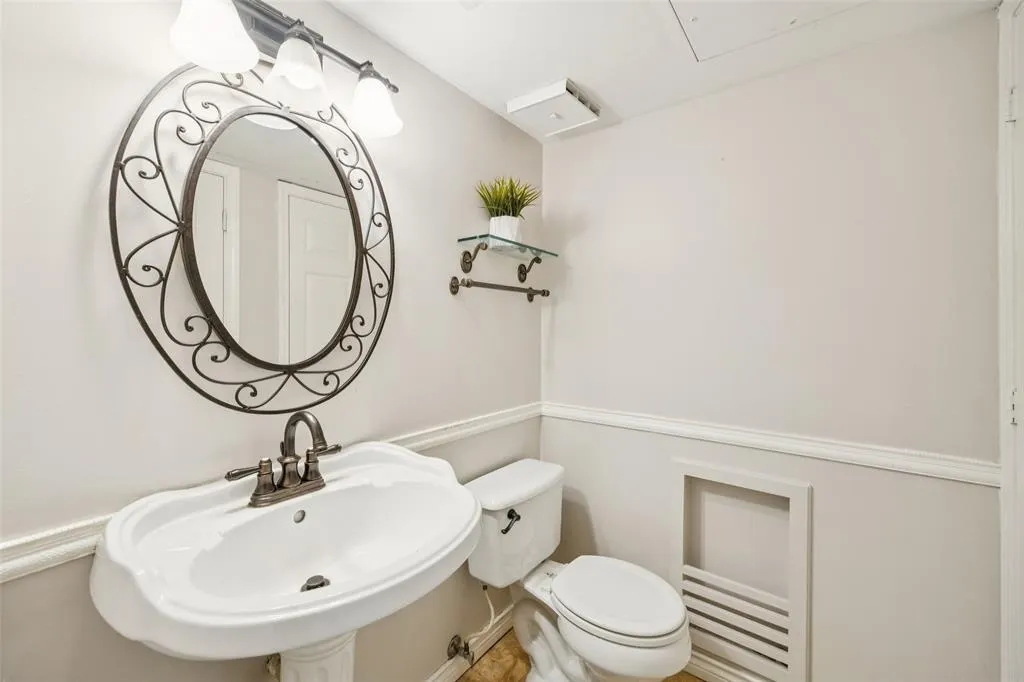 4511 Gilbert Avenue, #103