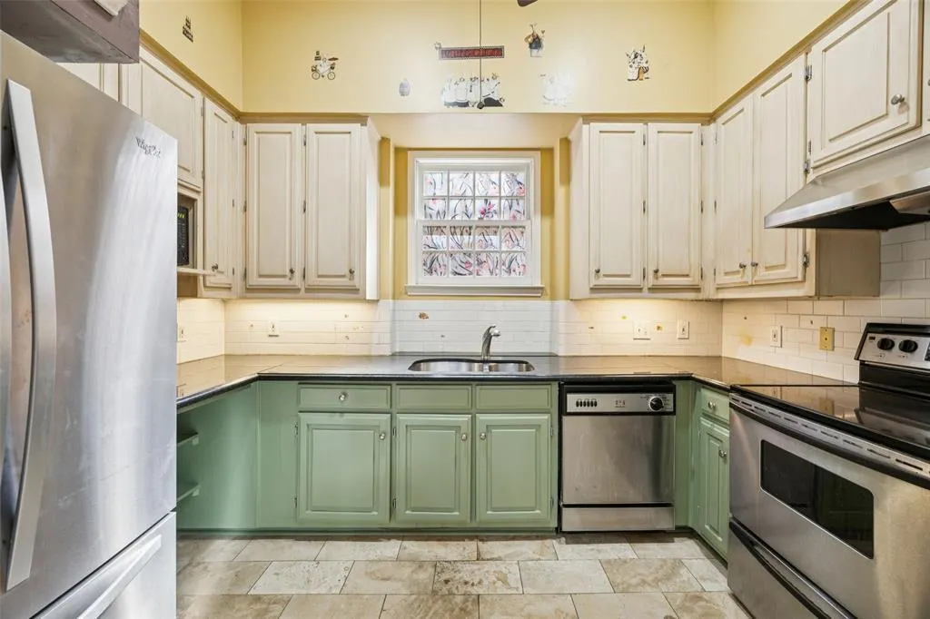 4511 Gilbert Avenue, #103