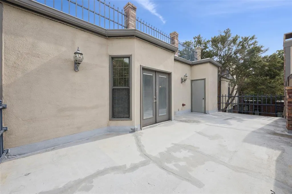 4511 Gilbert Avenue, #103