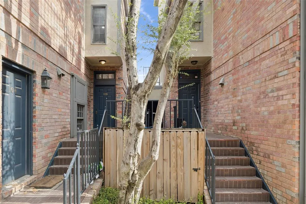 4511 Gilbert Avenue, #103