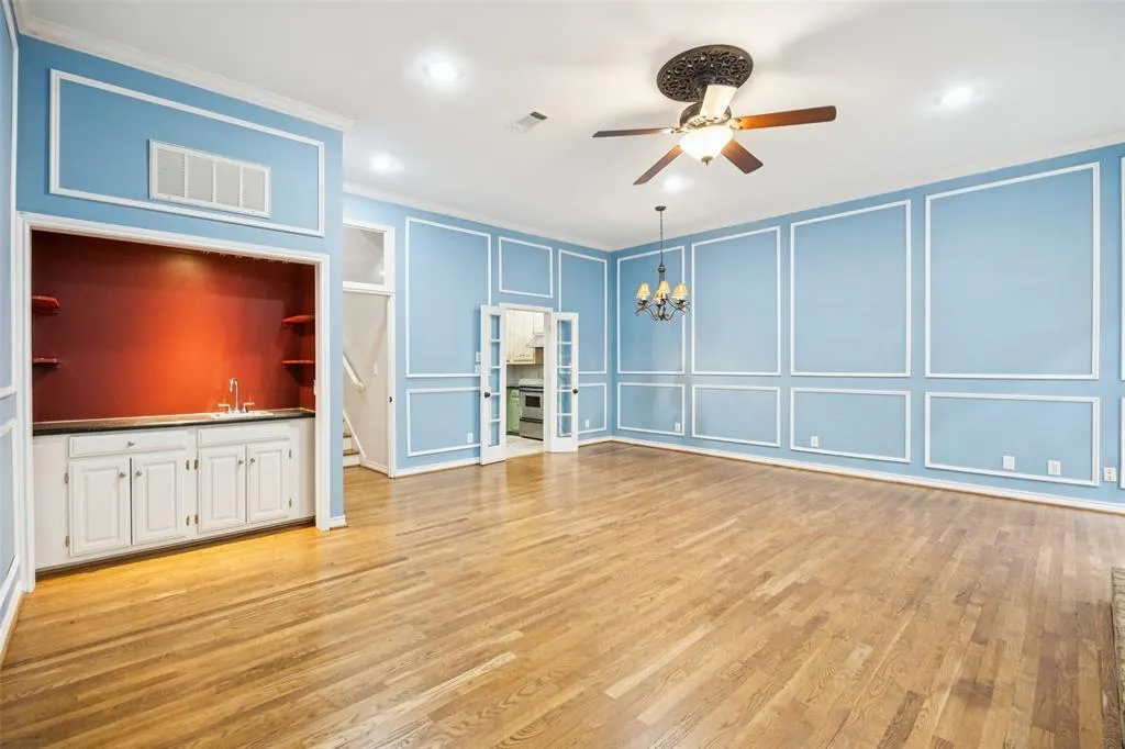 4511 Gilbert Avenue, #103