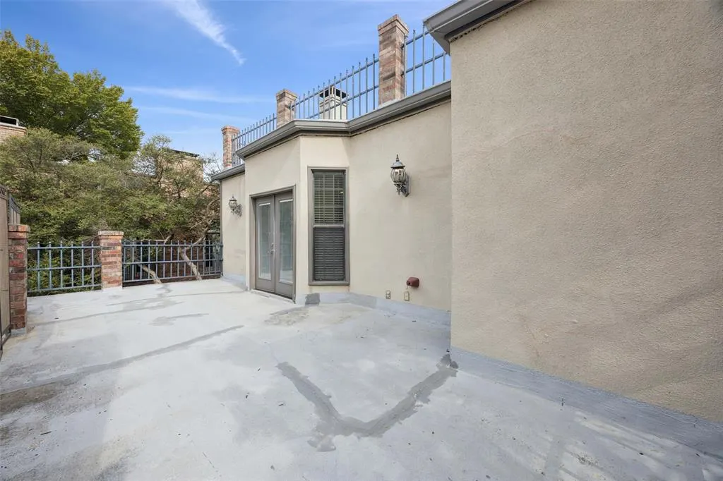 4511 Gilbert Avenue, #103