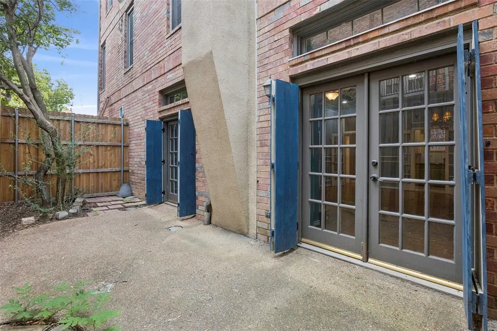 4511 Gilbert Avenue, #103