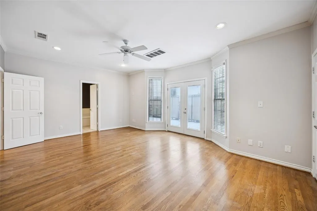 4511 Gilbert Avenue, #103