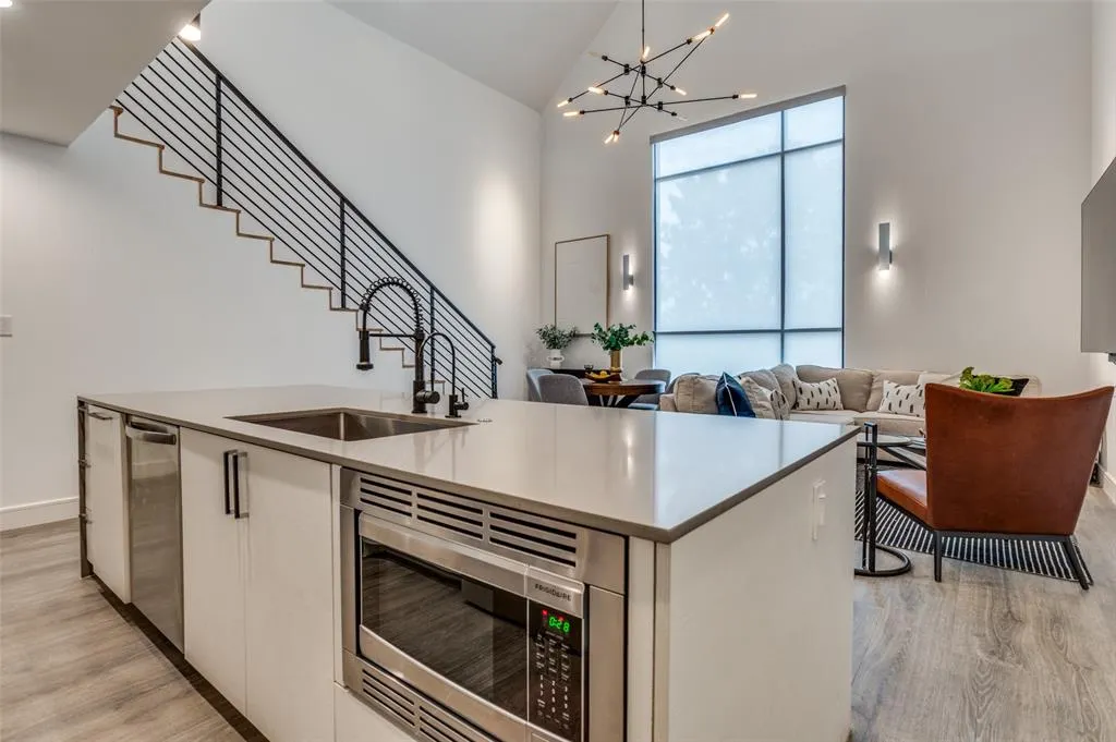 3880 Munger Avenue, #8