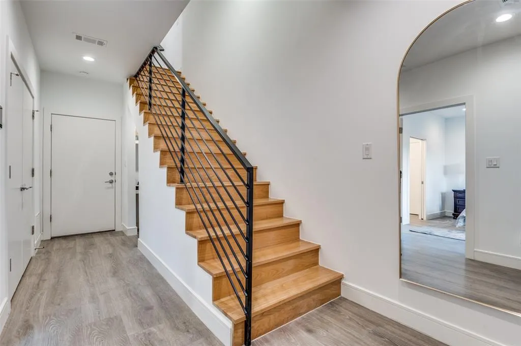 3880 Munger Avenue, #8