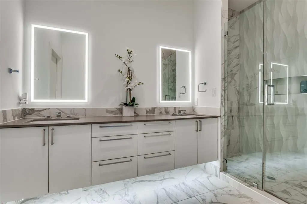 3880 Munger Avenue, #8