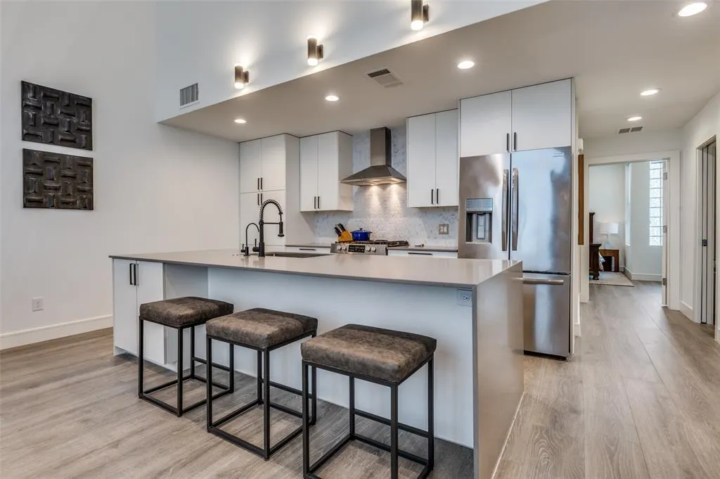 3880 Munger Avenue, #8