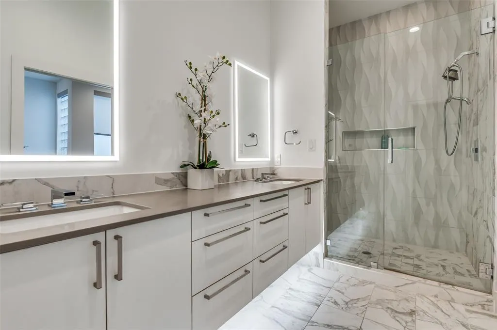 3880 Munger Avenue, #8