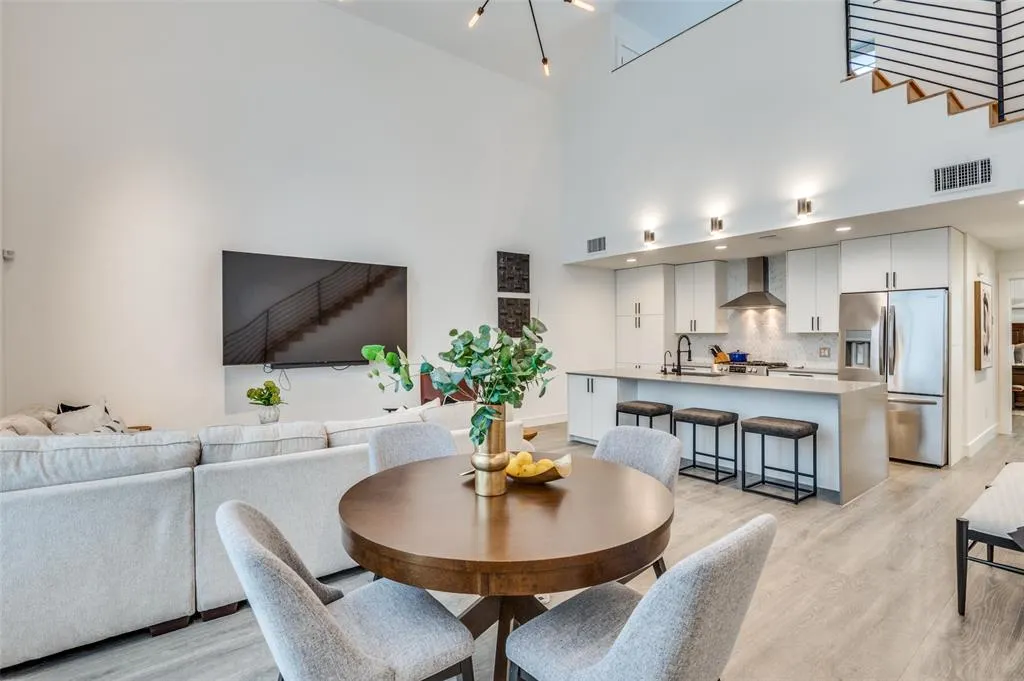 3880 Munger Avenue, #8