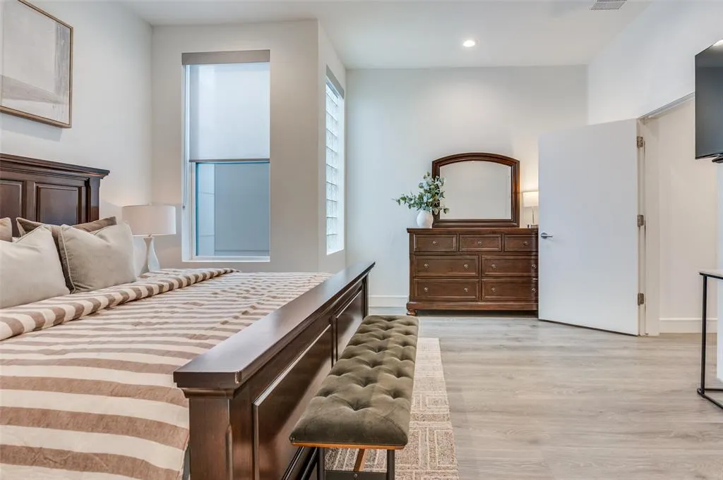 3880 Munger Avenue, #8