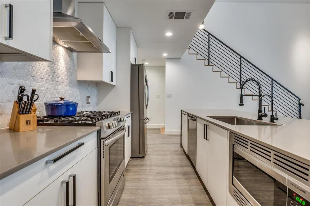 3880 Munger Avenue, #8