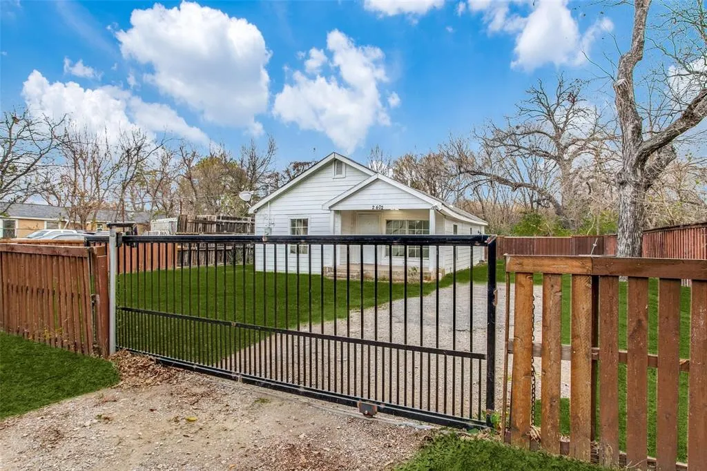 2402 N Winnetka Avenue