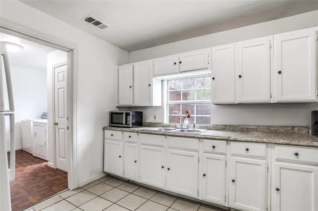 2402 N Winnetka Avenue