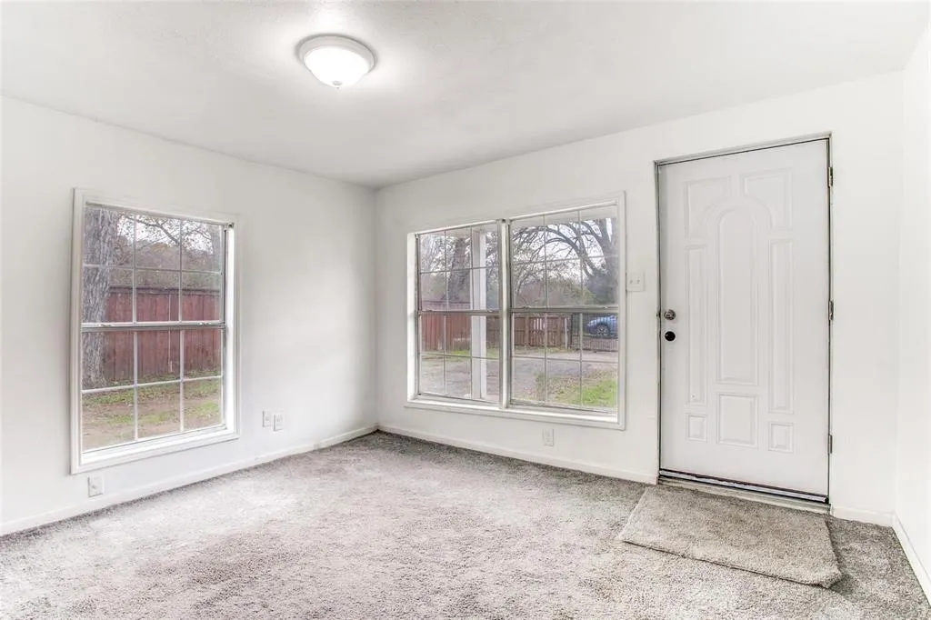 2402 N Winnetka Avenue