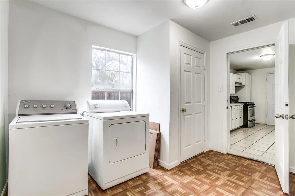 2402 N Winnetka Avenue