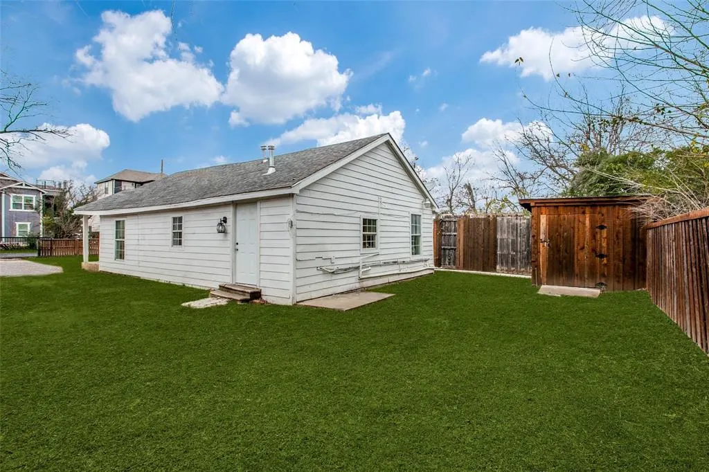 2402 N Winnetka Avenue