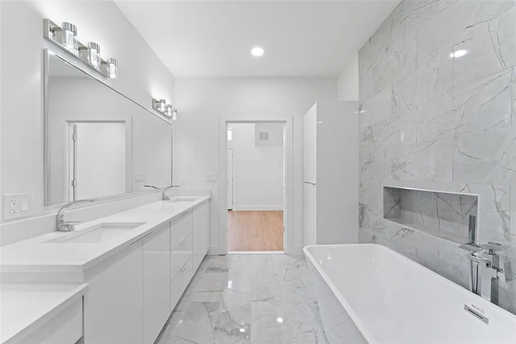 2513 Crossman Avenue