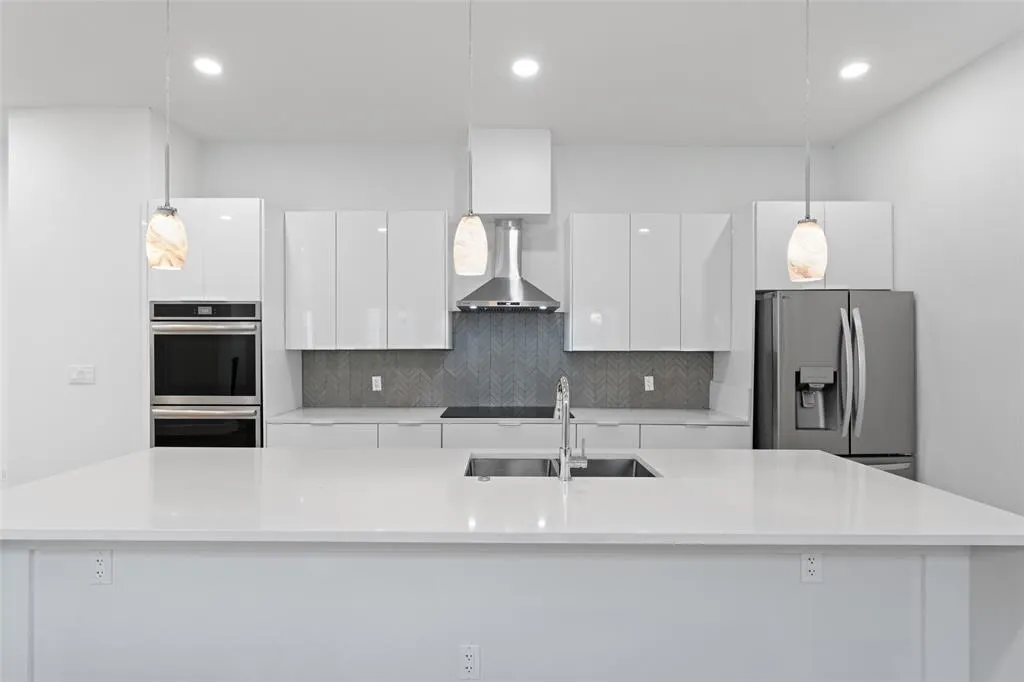 2513 Crossman Avenue