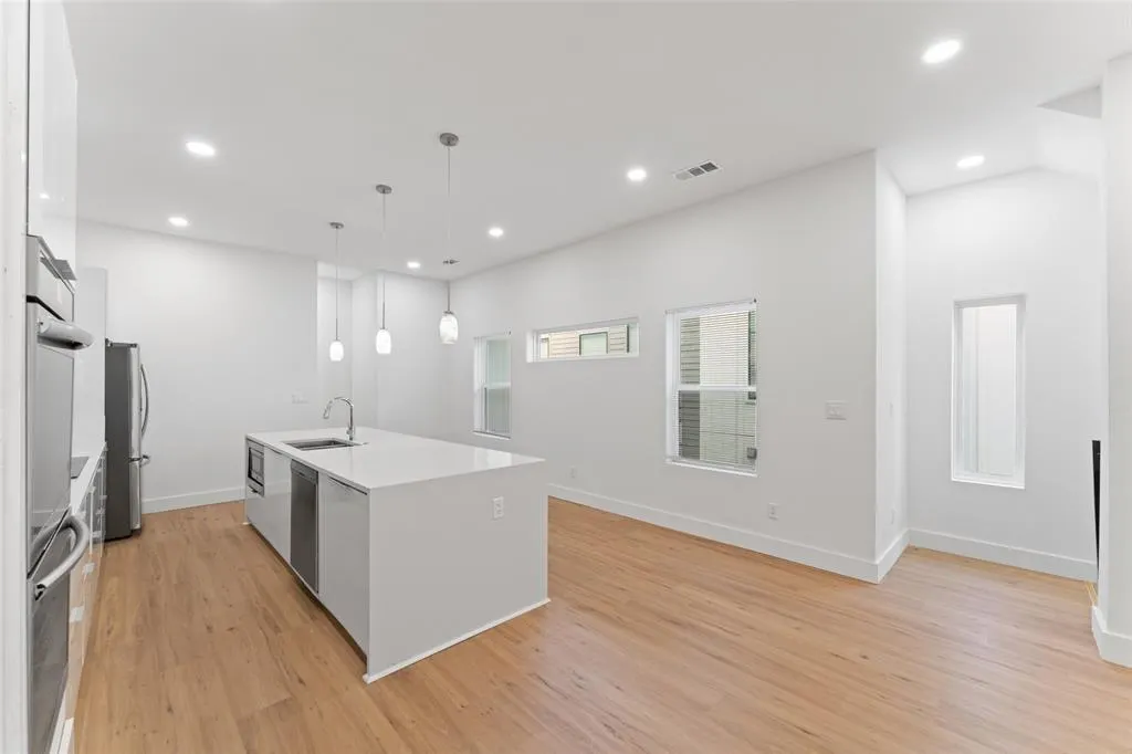 2513 Crossman Avenue