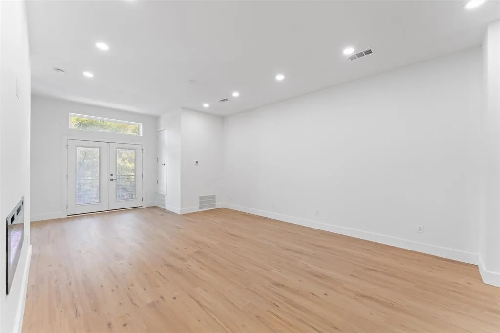 2513 Crossman Avenue