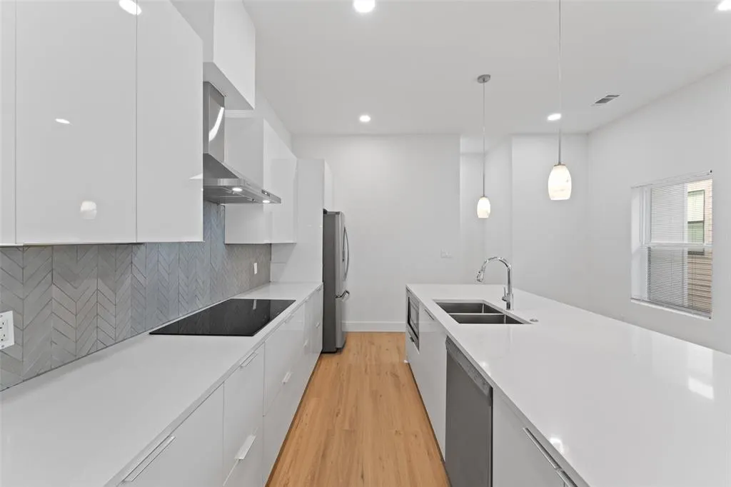 2513 Crossman Avenue