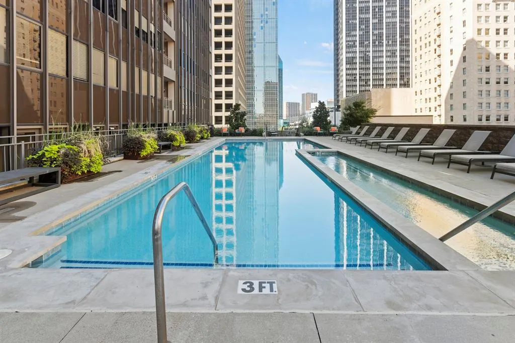 1200 Main Street, #1705